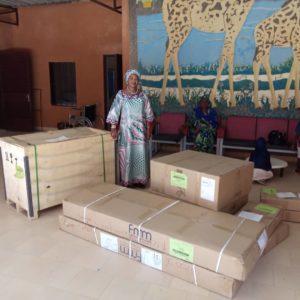 Madame Amsatou, Niamey, reçoit son équipement de maternité.